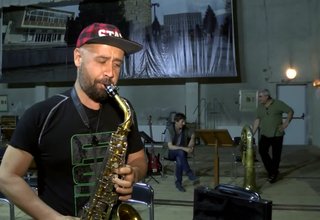 Змия изпълзя на сцената на ботевградското читалище Скрийншот