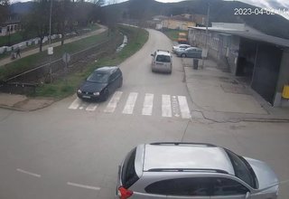 Катастрофа при „Мечката“, лек автомобил падна в коритото на Стара река Скрийншот