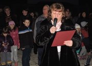 10 000 лампички осветиха коледната елха тази вечер в центъра на Етрополе  