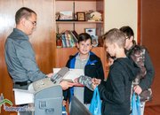 Деца почистиха и боядисаха детска площадка 