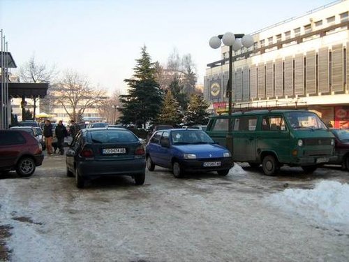 Несъобразителни водачи паркират направо върху пешеходните зони, както и до изградена достъпна среда за инвалиди и детски колички в центъра
