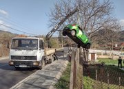 Лек автомобил „излетя” от пътя и се приземи в двора на къща в Радотина