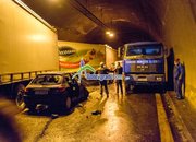 Екипи на ОДМВР-София,  СДВР и ГДПБЗН оказват съдействие на мястото на верижната катастрофа в тунел „Витиня“