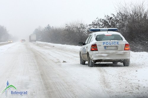 Затруднено е движението на магистралата заради аварирал камион