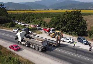 Пътните строители излязоха на пореден протест, отново блокираха Е-79 при м. Чуклето Скрийншот