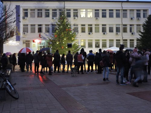 Светна коледната елха на Етрополе