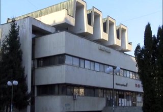 Заловиха двама крадци на ламарина от покрива на Младежкия дом Скрийншот