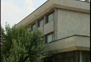 След поликлиниката са разбити и кабинети, намиращи се в сградата на РПК Скрийншот
