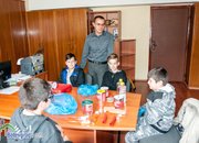 Деца почистиха и боядисаха детска площадка 