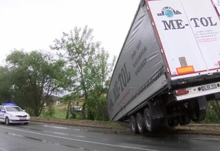 ТИР удари пътнически автобус на главния път Е-79 в Новачене Скрийншот