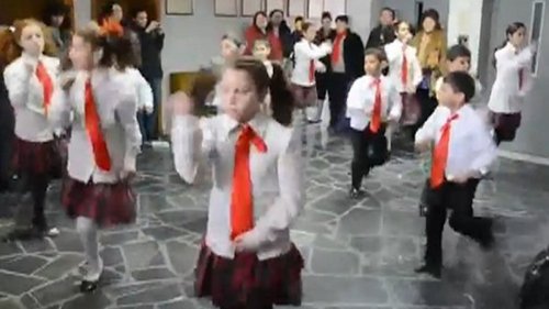Идиотщина! Карат деца да танцуват на чалга на Азис в община Видин