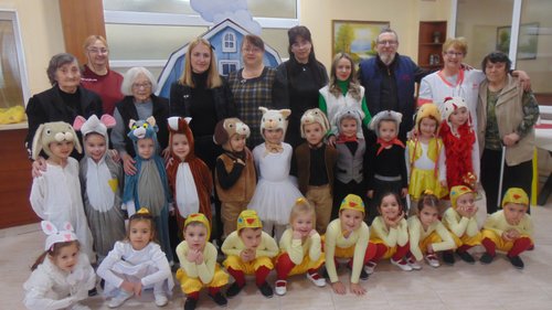 Деца от Детска градина “Звънче“ поднесоха празнична програма в Дома за възрастни хора “Д-р Адриян Атанасов“ 