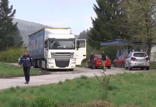 Шофьор изостави камиона си натоварен със стока на отбивка край Новачане. Скрийншот