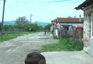 Масово сбиване на роми в Скравена Скрийншот