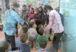 Ученици от ПМГ дариха коледни подаръци на децата от Дом „НАДЕЖДА” Скрийншот
