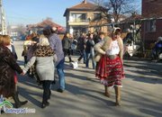 Фолклорни танци, духова музика и много настроение при изпълнението на обичая “Топене на пръстени“