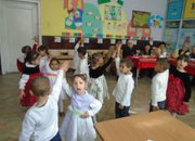 Осмомартенски поздрави от деца и ученици за жените в училището