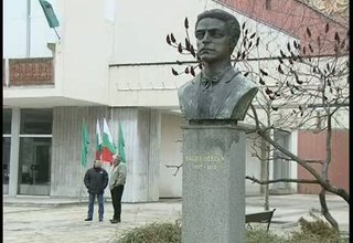Ботевградчани се поклониха пред паметта на Васил Левски Скрийншот