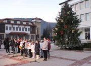 10 000 лампички осветиха коледната елха тази вечер в центъра на Етрополе  