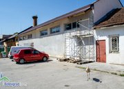 Хора се опитват да спасят щъркел, паднал от гнездото си
