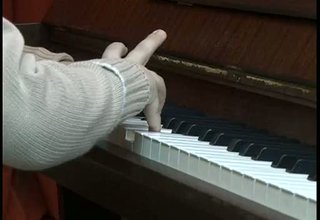 Коледен концерт направиха децата от школата по пиано към читалището в Ботевград Скрийншот