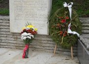 Свежи цветя пред паметника на подводничарите 