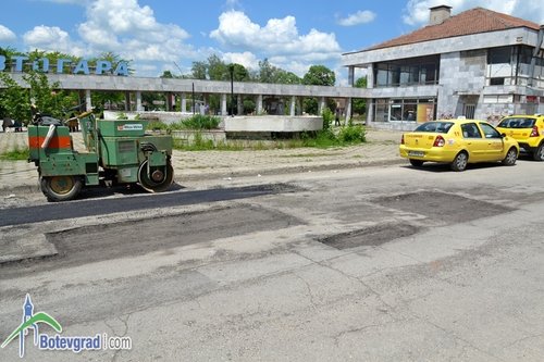 Асфалтират дупките по ул."Витоша" 