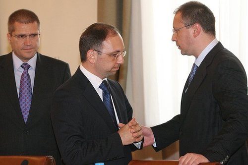 МС ограничи правото за отпечатване на държавния герб