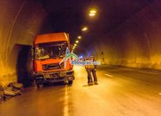 Екипи на ОДМВР-София,  СДВР и ГДПБЗН оказват съдействие на мястото на верижната катастрофа в тунел „Витиня“