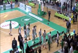 Част от зрителите освиркаха някои от играчите на балкан след вчерашната среща. Скрийншот
