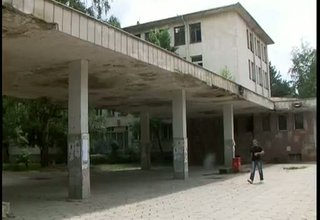 Общината ще ремонитра козирката на болницата Скрийншот