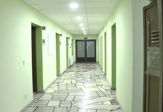 28 деца на възраст между 3 и 12 години могат да посещават целодневно или почасово детски кът, който ще бъде изграден в сградата на администрацията Скрийншот