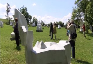 Скулпторът Павел Койчев трайно превъръща паравешкото село Осиковица в своеобразен център на модерното изкуство Скрийншот