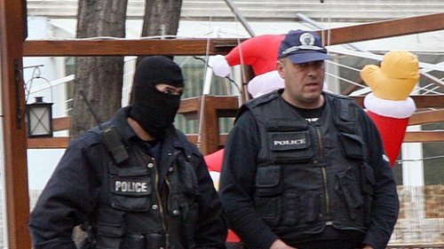Полицаи с качулки нахлуха в дома на жена, създала ФБ група "Аз няма да гласувам за Бойко Борисов и ГЕРБ"
