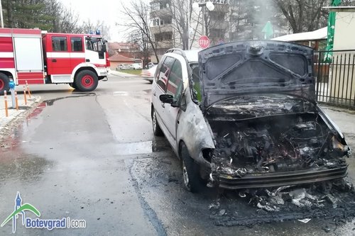 Автомобил се запали по време на движение 