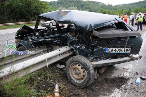 Автобус на Юнион Ивкони се блъсна в автомобил на Автомагистрали