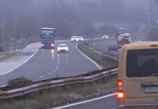 Шофьор на ТИР нападнал с метална палка и напръскал с лютив спрей шофьор на бус, който го засякъл на пътя Скрийншот