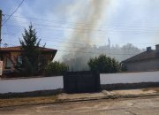 Пожар избухна в Новачене, огънят стигна до къщитe