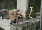 Свежи цветя пред паметника на подводничарите 