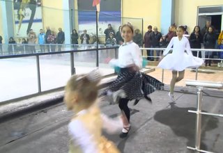 Снощи на ледената пързалка малките фигуристки на Балкан завършиха годината с красиво коледно шоу Скрийншот