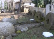 Най-голямата колекция от воденични камъни, каменни каци и мелници се намира в Радонита