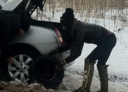 Вижте как две СИЛИКОНКИ сменят спукана ГУМА в снега