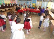 Осмомартенски поздрави от деца и ученици за жените в училището