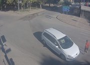 Лек автомобил за малко да прегази четирима човека на пешеходна пътека