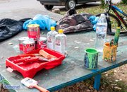 Деца почистиха и боядисаха детска площадка 