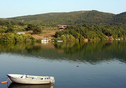 Събарят "Веселото село"