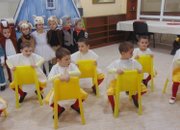 Деца от Детска градина “Звънче“ поднесоха празнична програма в Дома за възрастни хора “Д-р Адриян Атанасов“ 