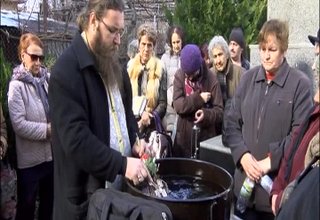 Десетки ботевградчани днес почетоха празника Свети Харалампий- покровител на страдащите и на пчеларите Скрийншот
