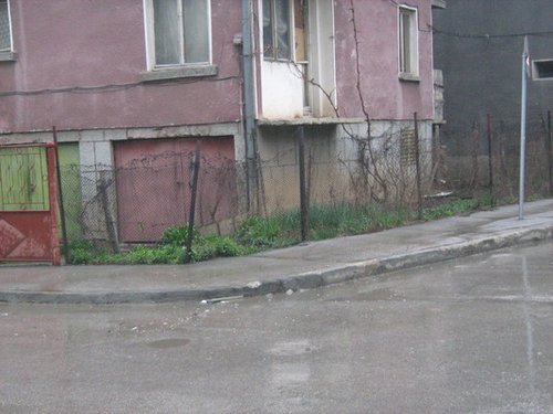 Кола се заби в оградата на частен дом