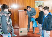 Деца почистиха и боядисаха детска площадка 